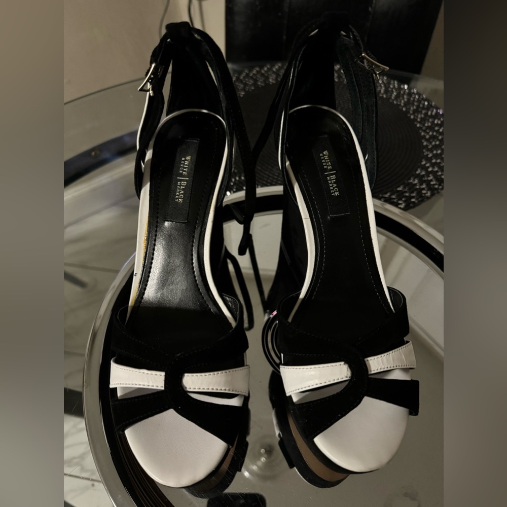 SEXY AND ELEGANT WHITE HOUSE BLACK MARKET WHITE AND BLACK WEDGES SANDALS